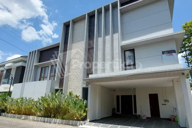 Rumah Mewah 3 Lantai di Palagan